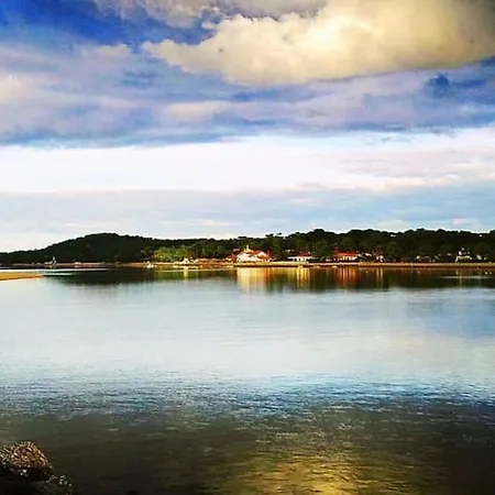 Bright And Warm Beachfront 卡布勒通